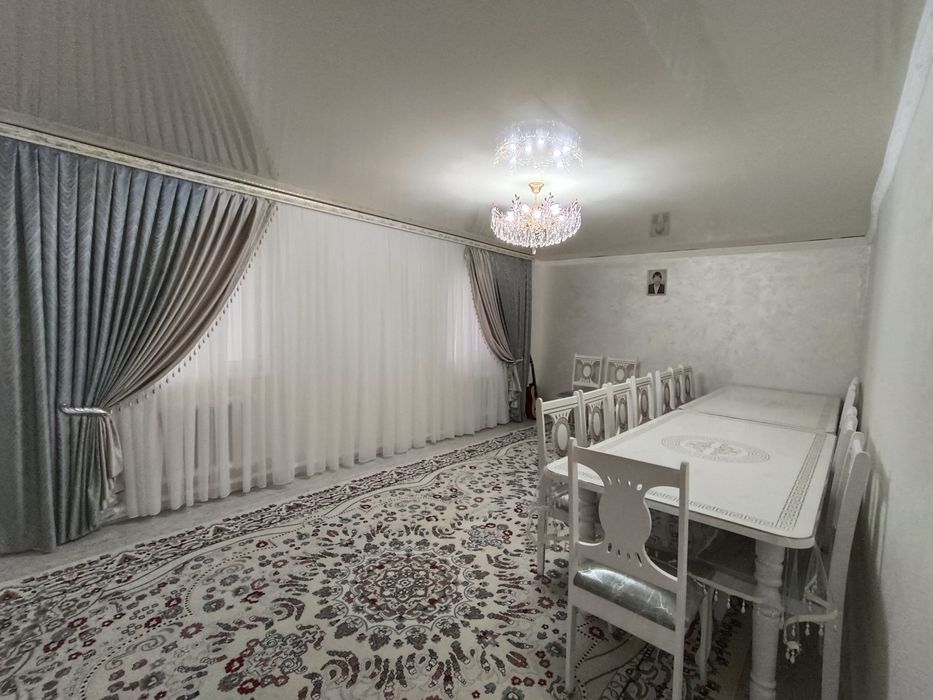 Гостиный стол и стулья