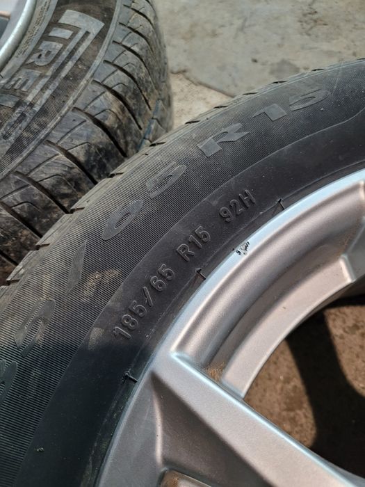 Три легкосплавных диска с летней резиной.