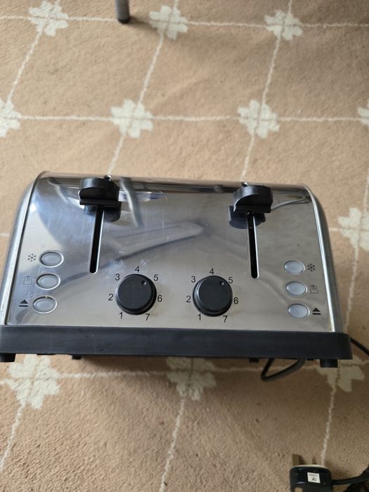 Продавам тостер Russell Hobbs