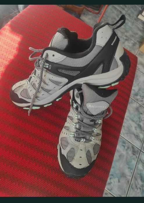 Adidași foarte comozi foarte ușori și foarte practici. 
Numărul 41.