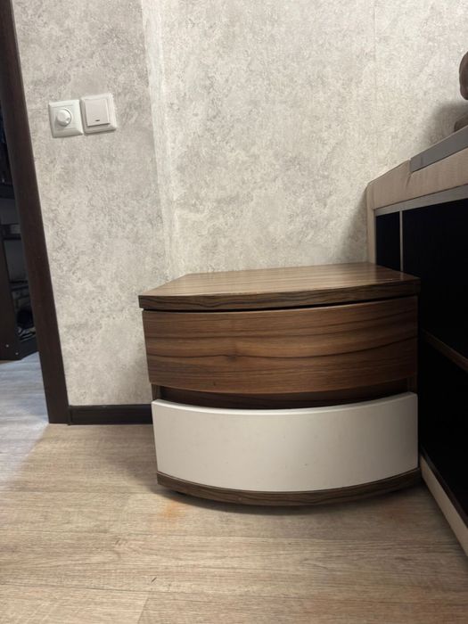 Продам комод, зеркало и две тумбочки.