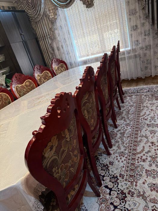 Столы стулья,кровати,стенка без посуды