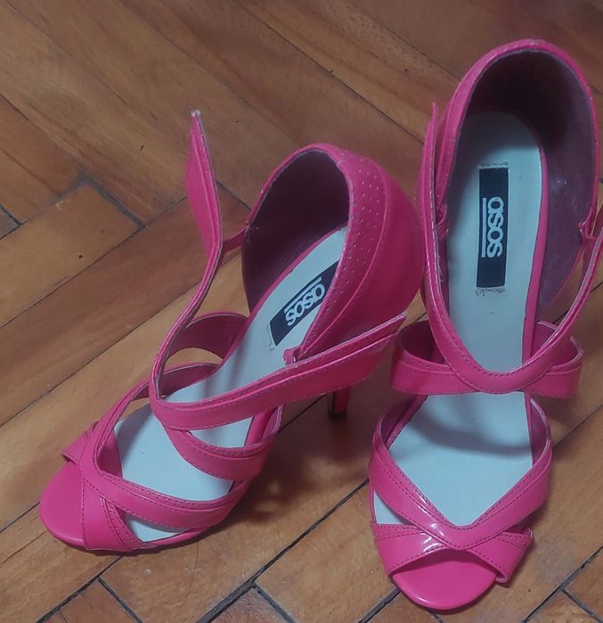 Лачени розови сандали