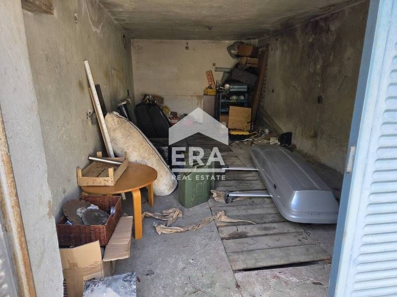 Самостоятелен гараж за продажба, с ток, вода и подземен канал, в гр. А