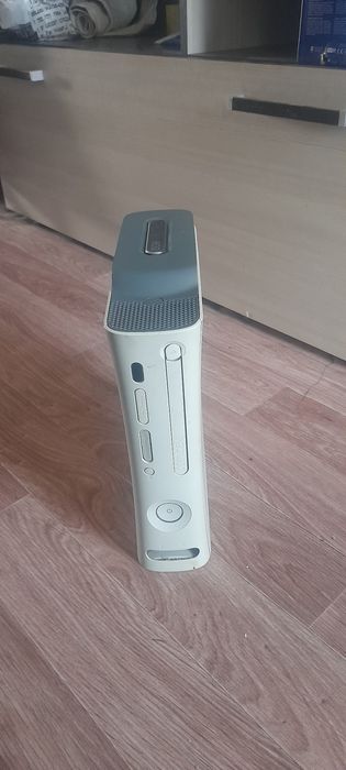 Продам Xbox 360 в отличном состоянии