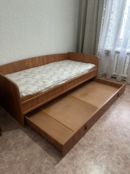 Кровать односпальная с матрасом