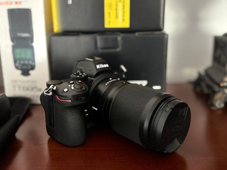 Vând aparat foto NIKON Z5 + Accesorii