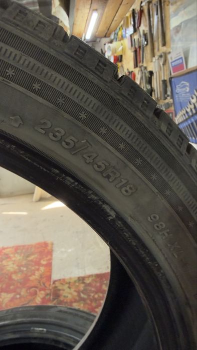 Продам зимние шины 235/45/18
