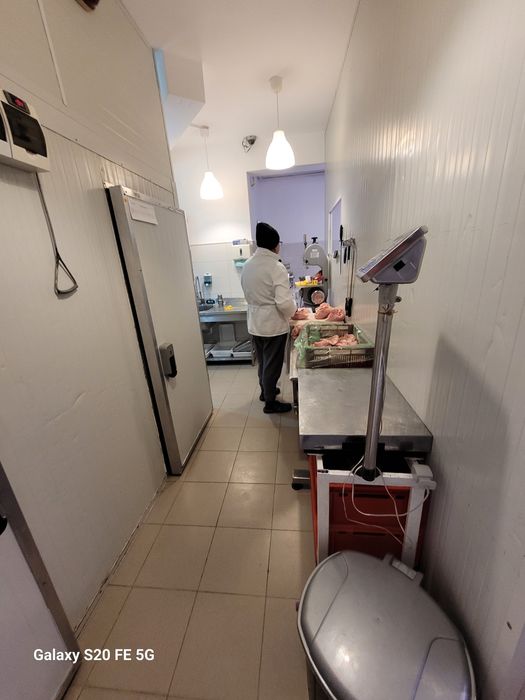 Închiriez măcelărie