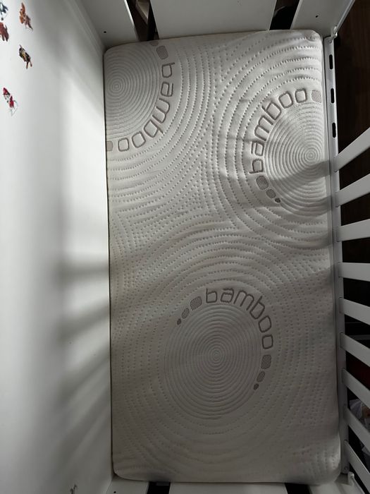 Дървена кошара с люлеещ се механизъм с  матрак (кокос и латекс)