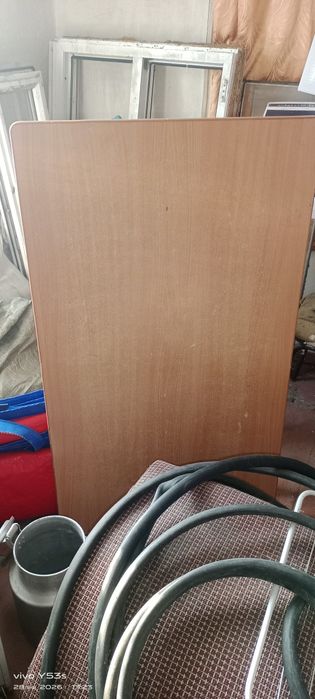 Продам ламинат и стол кухонный