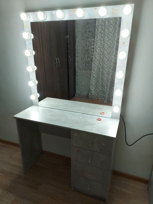 Макияжный столик