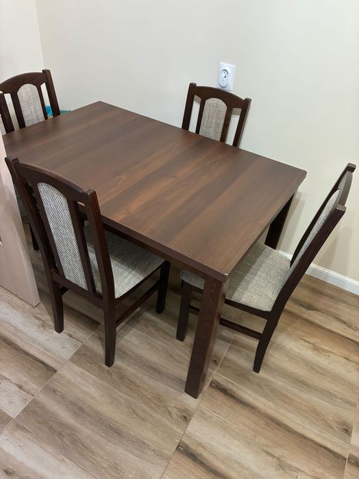 Set masă extensibila + 4 scaune în stare - foarte bună