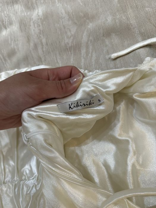 Сатиновое платье с эффектной открытой спиной