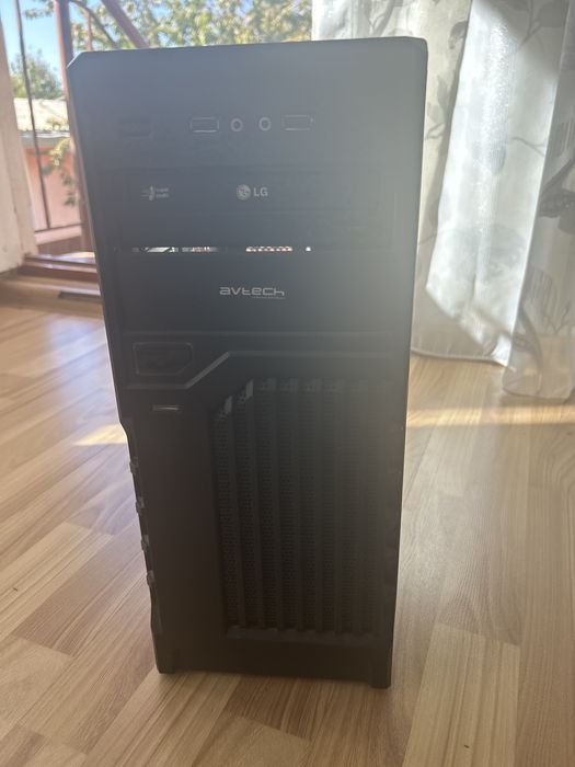 Компьютер стоит дома рабочий.