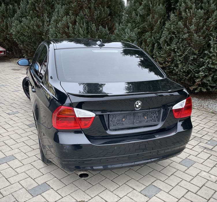 Vând  BMW e90 320i automatic , stare deosebită, negru metalizat