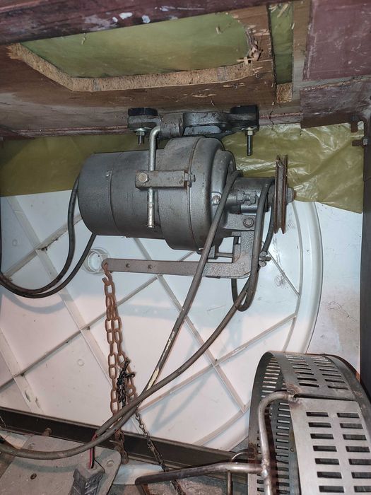 Професионален индустриален оверлог с пико JUKI MO-2500 (комплект с маса и мотор), Жуки, шевна машина