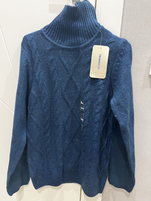 Продам теплый свитер , новый