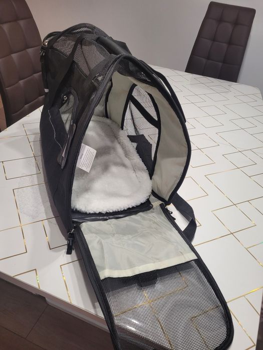 Преносима чанта за домашен любимец.