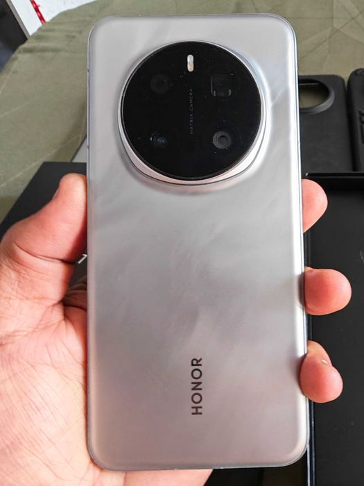 Honor magic 7 pro/12-512/,отличен, комплект, възможен бартер.