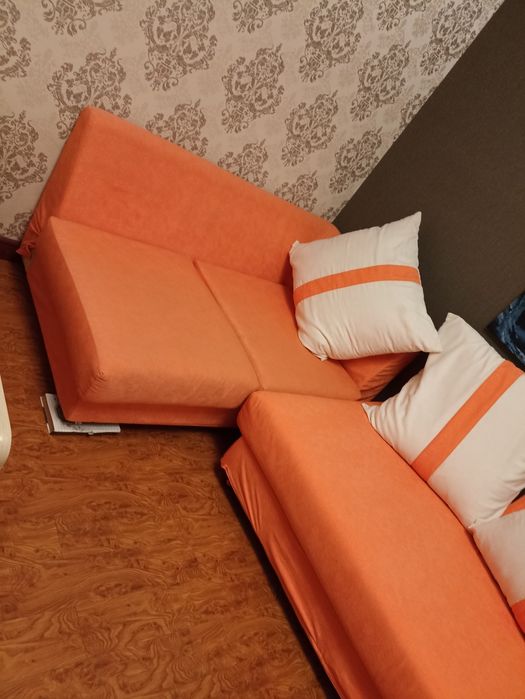 Целый диван для детской или гостиной переезжаю, он остаётся