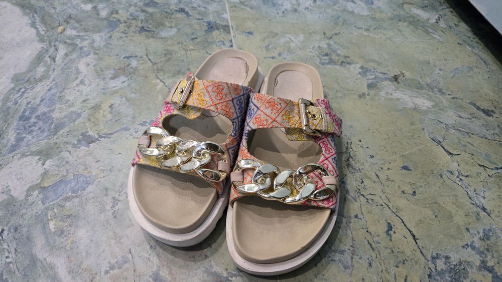 Различни дамски обувки