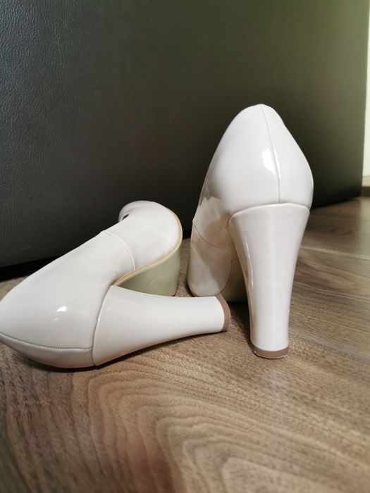 Vând pantofi cu toc