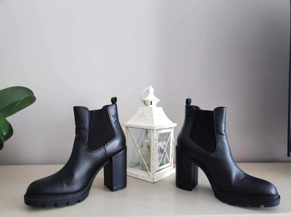 Черни есенно-зимни боти на елегантна платформа