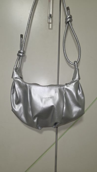 Маленькая серебряная сумка