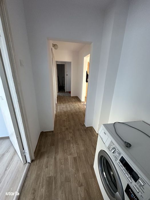 Apartament de 4 camere de vânzare, etaj 3