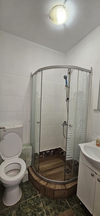 Închiriez garsoniera