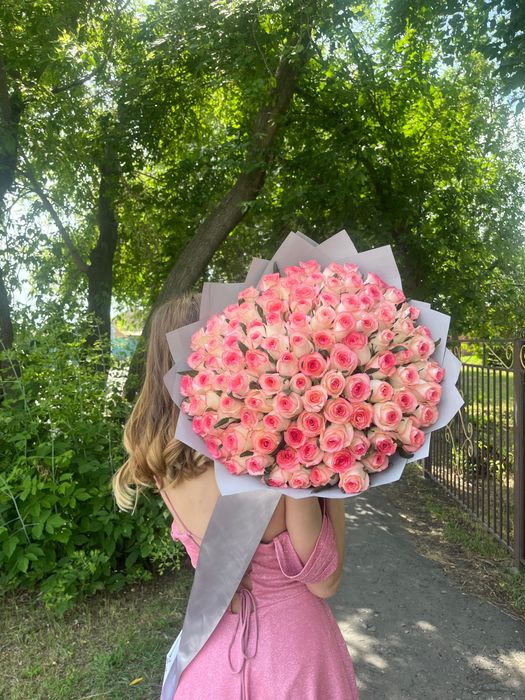 Блестящее розовое платье на выпускной