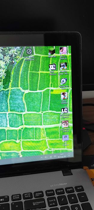 Vand laptop i5 cu display touchscreen perfect functional cu 9 jocuri instalate