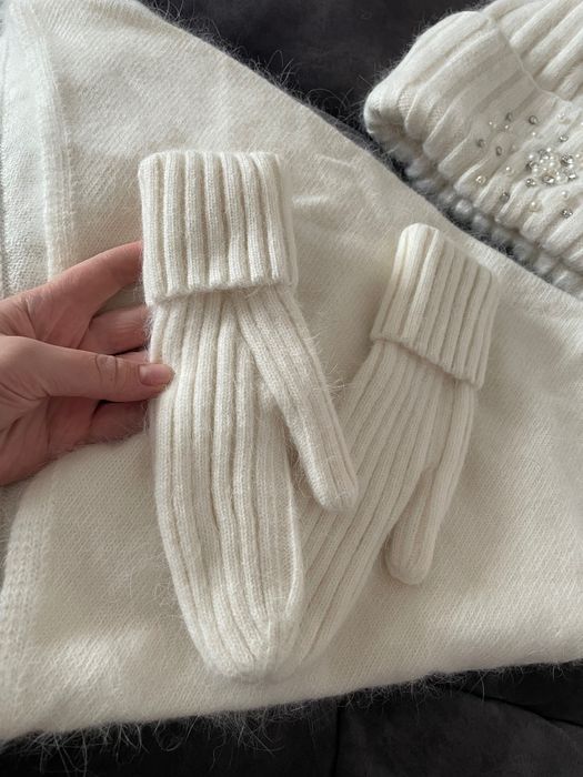 Продается комплект(шапка, шарф, варежки)