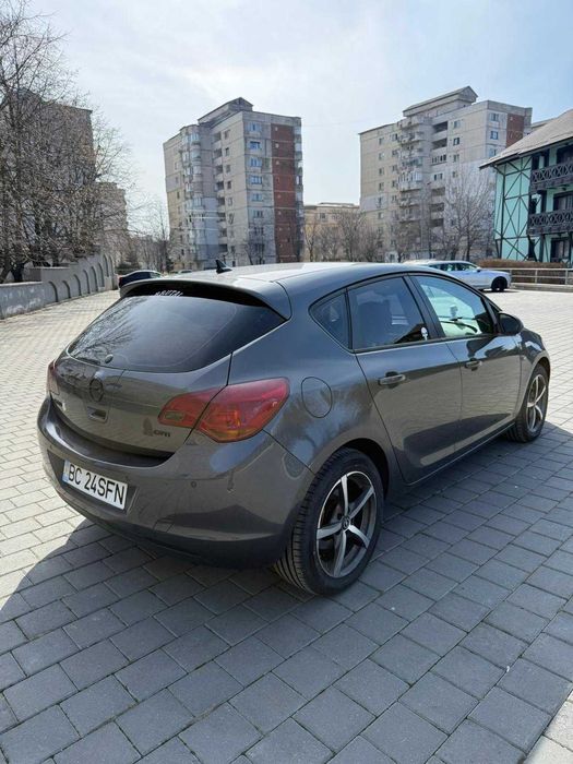 Opel Astra J Hatchback 1.7 CDTI - 2010
