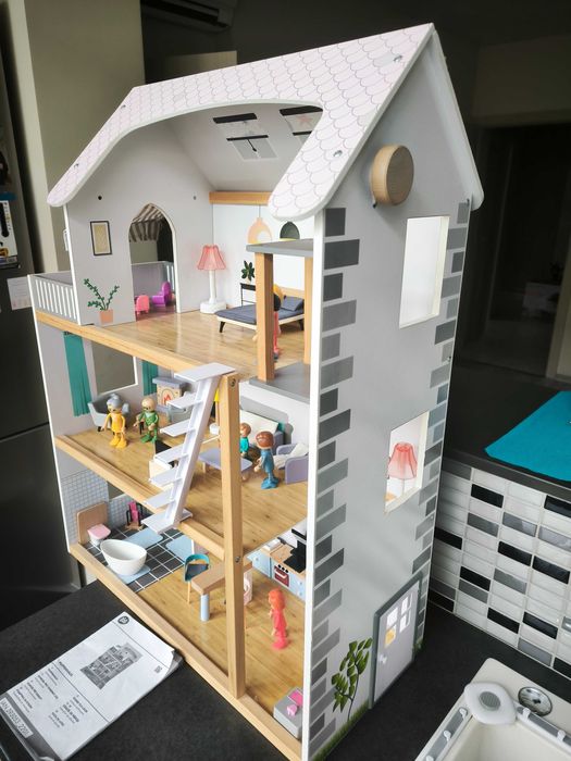 Дървена къщичка за кукли