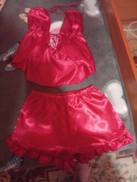 Vând două rochii pentru evenimente speciale și lenjerie noapte