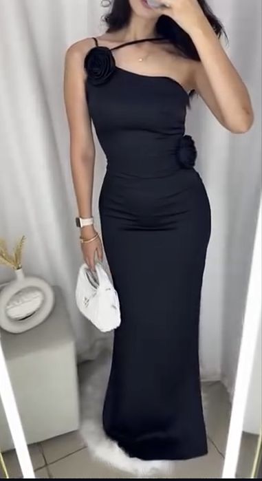 Черное платье с вырезами