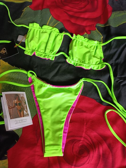 Роскошный яркий купальник в салатово-розовом цвете