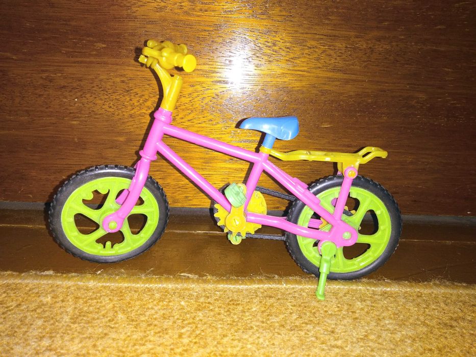 Продавам аксесоари за кукла Барби и кукла Кен