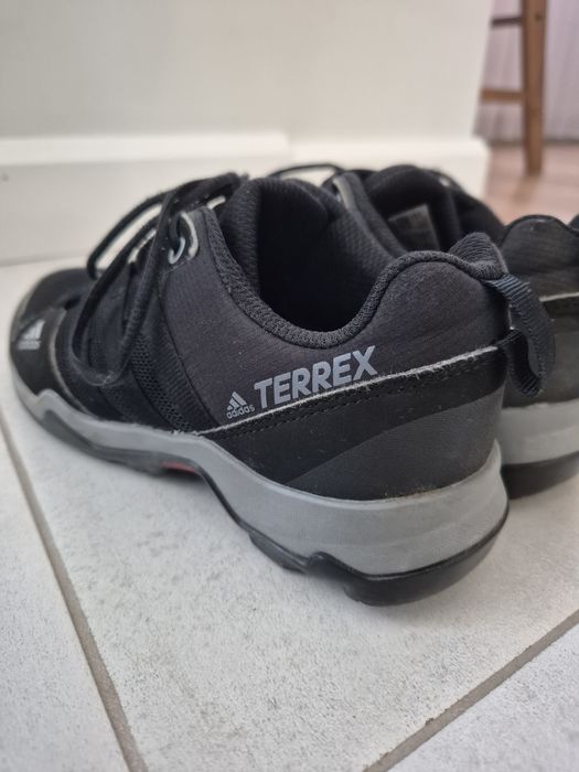 Два чифта маратонки Адидас(32 и 33 номер) плюс подарък сандали