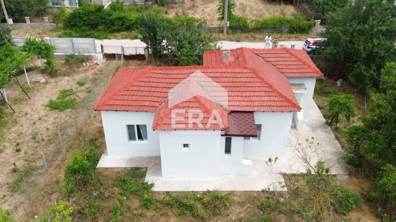 Едноетажна, обзаведена, санирана къща за продажба, с двор, в центъра н