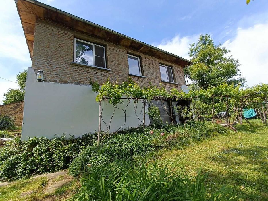 Двуетажна къща в село Гоздейка