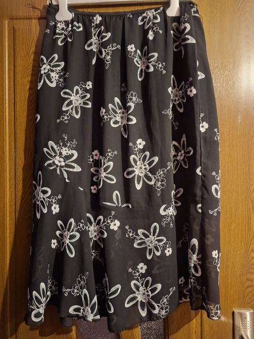 Vând Fustă Damă Lungă  Elegantă Mătase Mărimea L