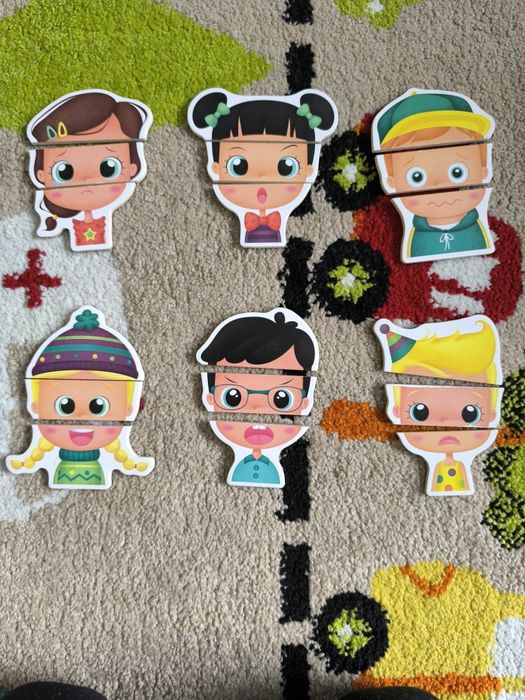 Лот дървени играчки и карти