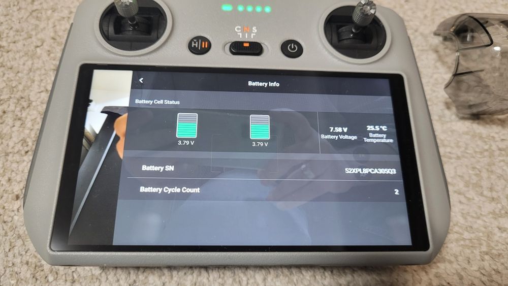 Drona DJI Mini 3 PRO cu telecomanda cu ecran in cutie