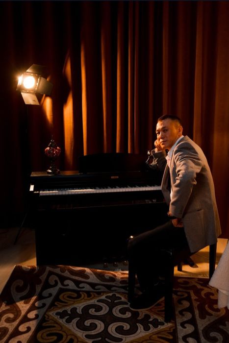 Асаба әнші, домбыра гитара