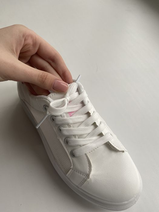 Кроссовки женские