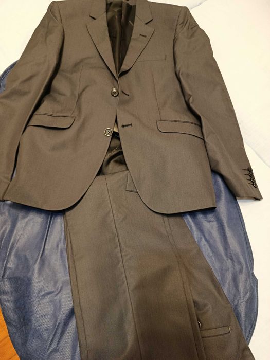 Продавам нов абитуриентски костюм сив цвят графит 48 номер