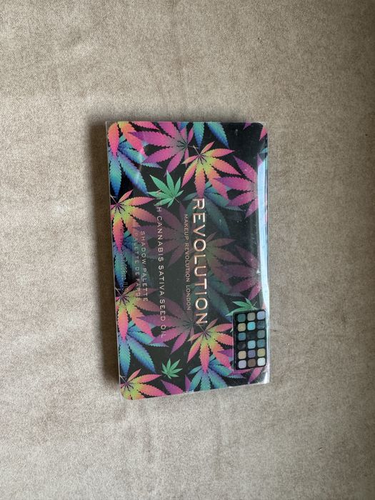 Грим палитра Revolution Forever Flawless Chilled with Cannabis Sativa